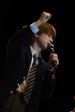 ファンとじゃんけんする吉沢亮。