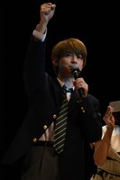 ファンとじゃんけんする吉沢亮。