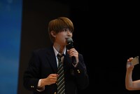 自身とのじゃんけんに勝ち続けるファンを見て「俺、出す手に法則とかある!?」と焦る吉沢亮。