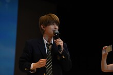 自身とのじゃんけんに勝ち続けるファンを見て「俺、出す手に法則とかある!?」と焦る吉沢亮。