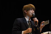 自身とのじゃんけんに勝ち続けるファンを見て「俺、出す手に法則とかある!?」と焦る吉沢亮。