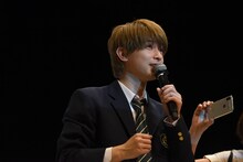 自身とのじゃんけんに勝ち続けるファンを見て「俺、出す手に法則とかある!?」と焦る吉沢亮。