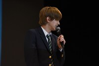 じゃんけん大会で「俺、（出す手が）顔に出てる!?」と焦り、チョキをイメージした顔を披露する吉沢亮。