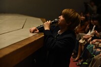 ファンと記念撮影をする吉沢亮。