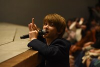 ファンと記念撮影をする吉沢亮。