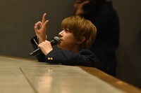 ファンと記念撮影をする吉沢亮。