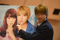 「ママレード・ボーイ」のポスターを意識したポーズを取る吉沢亮。