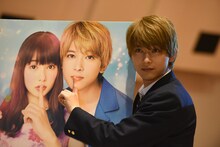 「ママレード・ボーイ」のポスターを意識したポーズを取る吉沢亮。