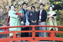 京都・神泉苑の法成橋で舞妓とともに記念撮影を行った新田真剣佑（中央左）、広瀬すず（中央）、野村周平（中央右）。