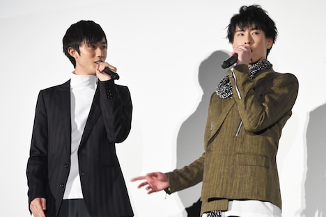 撮影時のエピソードを明かす阿部亮平（左）と宮舘涼太（右）。