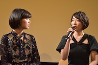 左から冨手麻妙、大谷麻衣。