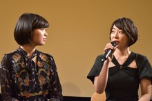 左から冨手麻妙、大谷麻衣。