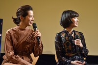 左から桜井ユキ、冨手麻妙。