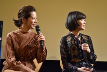 左から桜井ユキ、冨手麻妙。