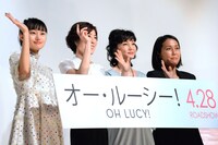 カメラに手を振る登壇者たち。