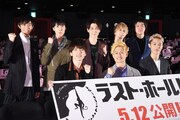 「ラスト・ホールド！」完成披露試写会の様子。前列左から深澤辰哉、塚田僚一、岩本照。後列左から阿部亮平、宮舘涼太、渡辺翔太、佐久間大介、真壁幸紀。