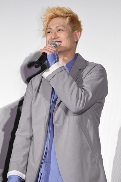 映画初主演をアピールする塚田僚一。