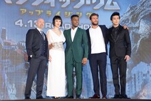 「パシフィック・リム：アップライジング」ジャパンプレミアの様子。左からスティーヴン・S・デナイト、菊地凛子、ジョン・ボイエガ、スコット・イーストウッド、新田真剣佑。