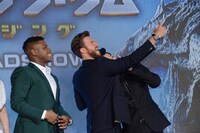 ジョン・ボイエガ、新田真剣佑とともに自撮りをするスコット・イーストウッド。