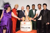 TOHOシネマズ 日比谷のこけら落としを記念し鏡開きを行うゲスト陣。