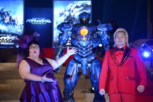 左から安藤なつ、カズレーザー。