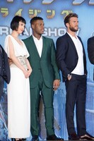 左から菊地凛子、ジョン・ボイエガ、スコット・イーストウッド。