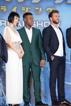 左から菊地凛子、ジョン・ボイエガ、スコット・イーストウッド。