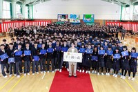 旭川市立春光台中学校の卒業式に参加した山崎賢人（中央）。