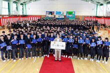 旭川市立春光台中学校の卒業式に参加した山崎賢人（中央）。