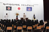 旭川市立春光台中学校の卒業式に参加した山崎賢人（壇上右）。