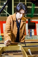 卒業式前夜、ピアノの調律を行う山崎賢人。