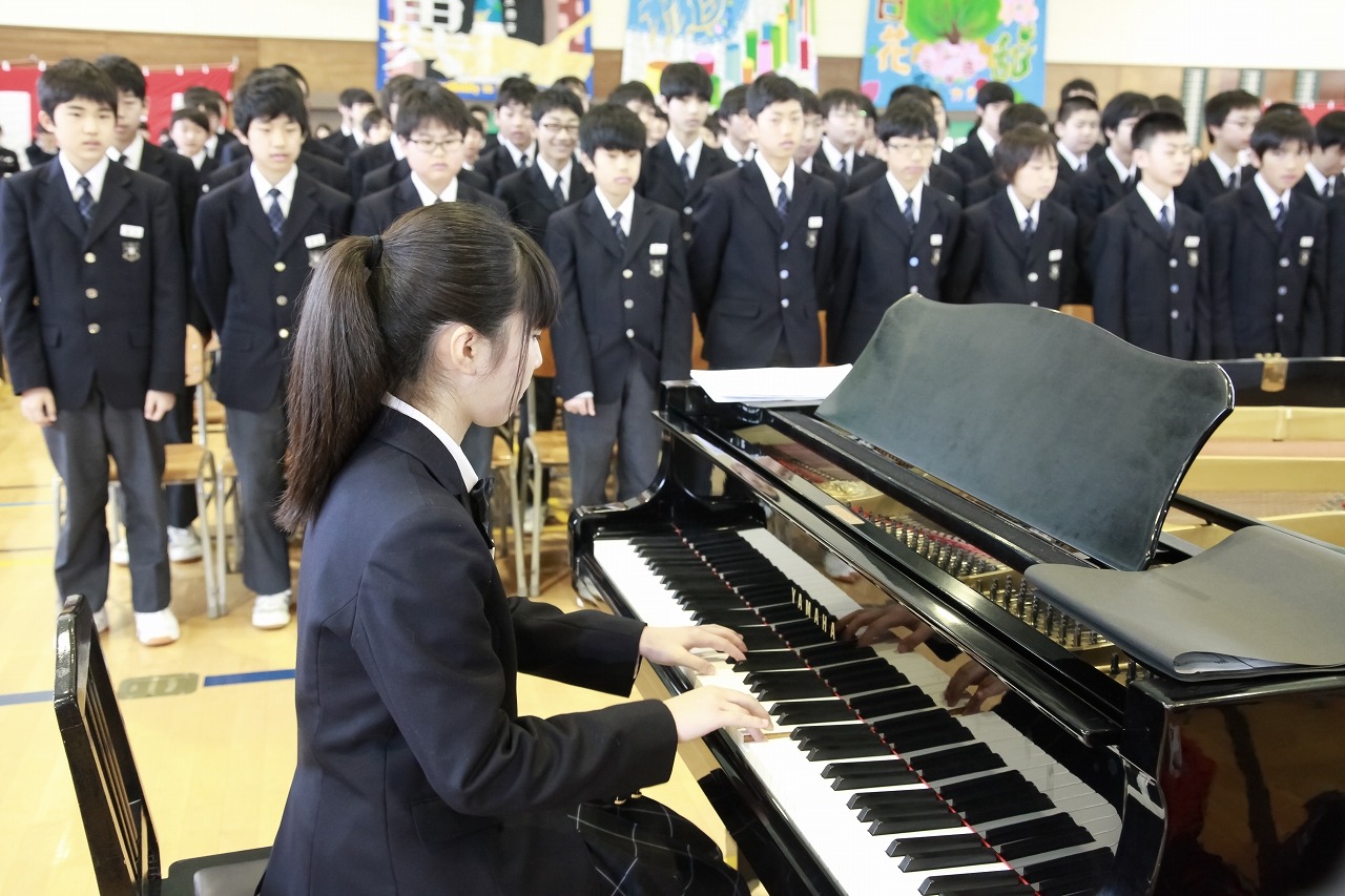 全校生徒が校歌を合唱する様子。