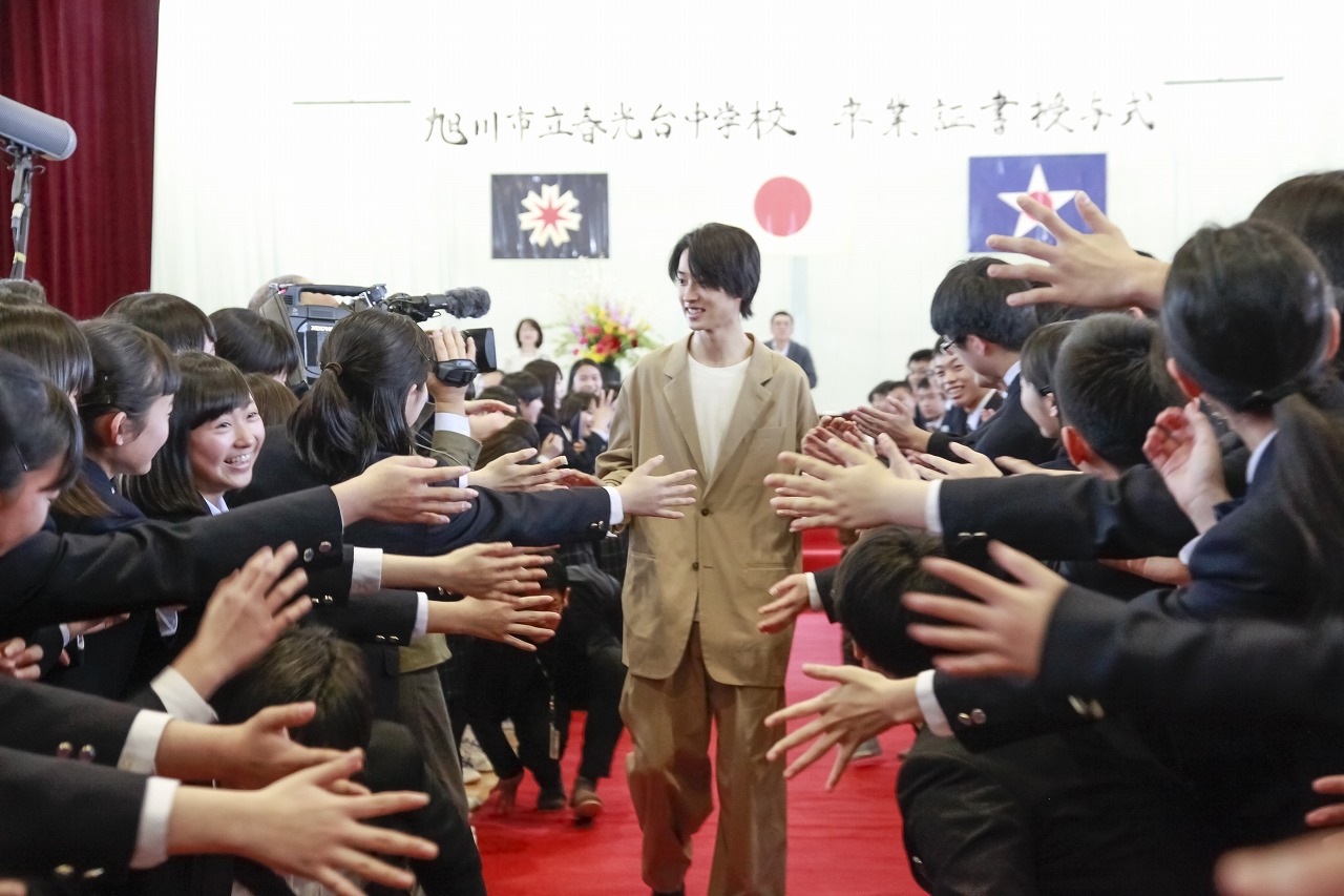 生徒たちが作った花道を通り退場する山崎賢人（中央）。