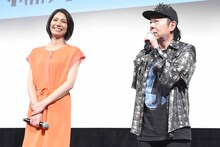 左から松下奈緒、古田新太。