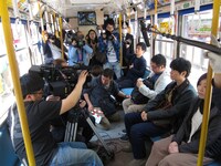 「こはく」クランクイン日の様子。右手前から2番目が井浦新。