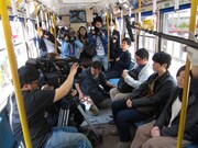 「こはく」クランクイン日の様子。右手前から2番目が井浦新。