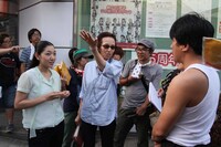 「かぞくのくに」撮影現場の様子。左から安藤サクラ、ヤン・ヨンヒ、ヤン・イクチュン。