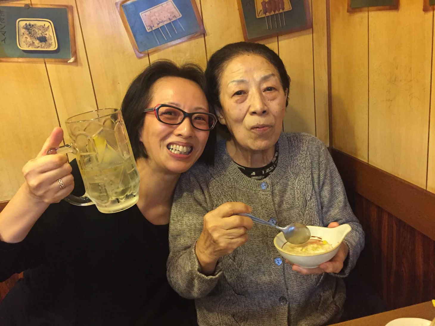 ヤン・ヨンヒ（左）と母（右）。