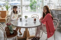 左から小宮有紗、青山めぐ。