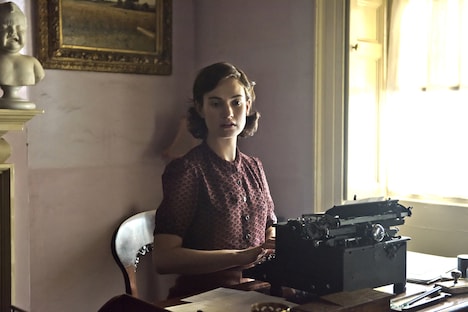 リリー・ジェームズ演じる、エリザベス・レイトン。