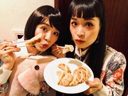 チャラン・ポ・ランタンのもも（左）と小春（右）。