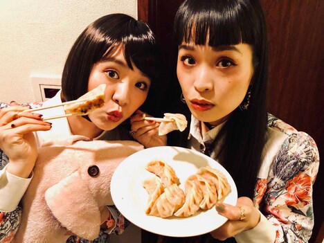 チャラン・ポ・ランタンのもも（左）と小春（右）。