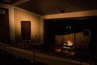 「猫は抱くもの」メイキングカット。ホールのステージ上に作られた舞台風セットの様子。