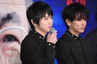 左から本郷奏多、佐藤健。