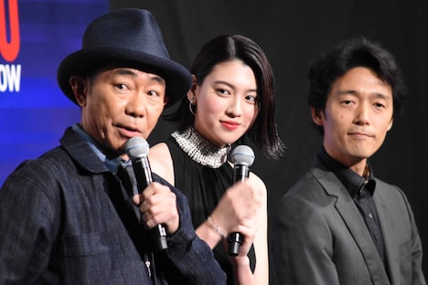左から木梨憲武、三吉彩花、佐藤信介。