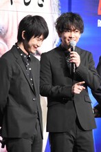 左から本郷奏多、佐藤健。