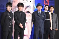 「いぬやしき」完成披露試写会の様子。左から本郷奏多、佐藤健、木梨憲武、三吉彩花、佐藤信介。