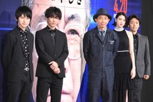 「いぬやしき」完成披露試写会の様子。左から本郷奏多、佐藤健、木梨憲武、三吉彩花、佐藤信介。