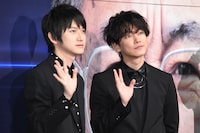 左から本郷奏多、佐藤健。