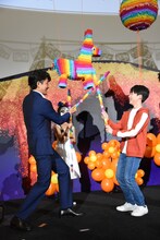 ピニャータ割りのための棒を渡され、遊び始める藤木直人（左）と石橋陽彩（右）。